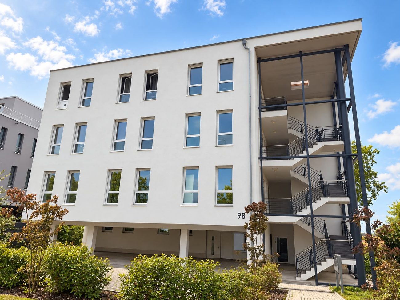 Von der S+P Bau GmbH errichtetes Wohngebäude mit vorgestellter Balkonanlage